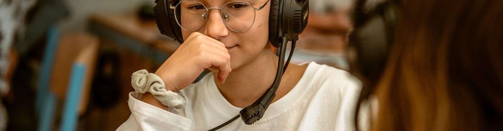 Žáci při výuce jazyků se sluchátky