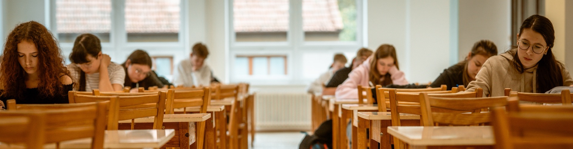 Žáci spolupracující ve třídě